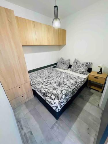 米哈洛夫采Apartmán Twins Blue blízko centra的一间卧室配有一张床和一个木制橱柜