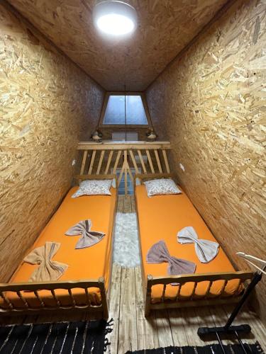 波德戈里察Bungalov Dunja的客房享有高空的景致,配有2张双层床。