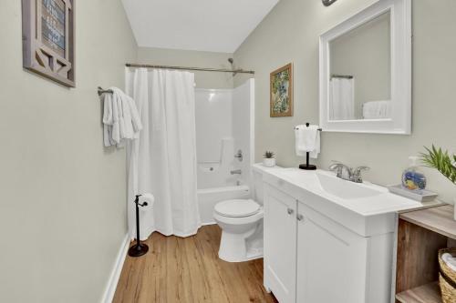 巴拿马城海滩Bahama Breeze Suites的白色的浴室设有卫生间和水槽。