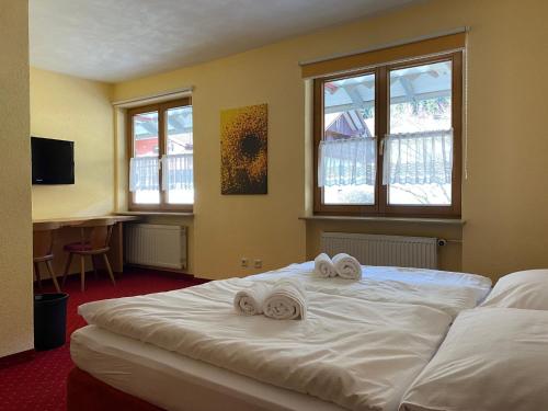 上施陶芬Landhotel Alte Post的一间卧室配有一张床,上面有两条毛巾
