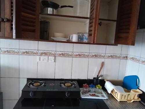 蒙巴萨Galene Abode Studio Apartment, Nyali的厨房配有炉灶和台面