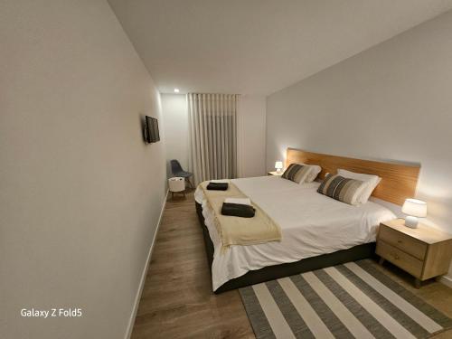 蓬塔德尔加达One of a Kind #PDL Luxury Retreat的一间卧室配有一张大床和两盏灯。