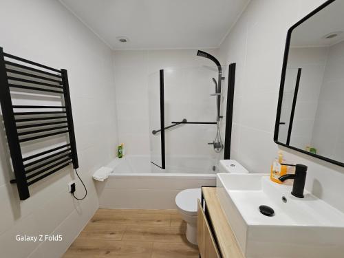蓬塔德尔加达One of a Kind #PDL Luxury Retreat的一间带水槽、浴缸和卫生间的浴室