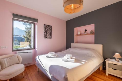艾克斯莱班Villa des Cygnes près du lac marina Grand Port的卧室配有床、椅子和窗户。