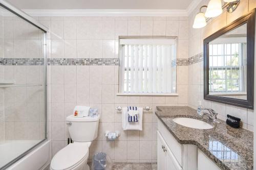 圣奥古斯丁海滩Oceans 13 Unit A的浴室配有卫生间、盥洗盆和淋浴。