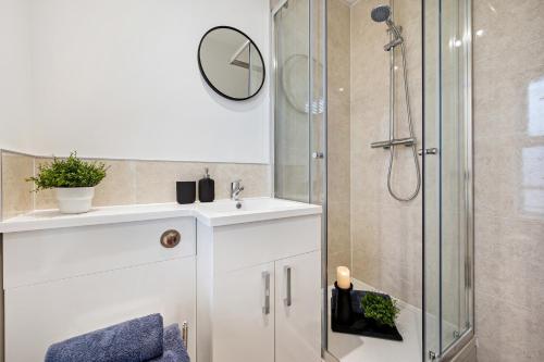 斯托克波特Stockport Retreat - Double En-suite - Great transport links - Greater Manchester的带淋浴、水槽和镜子的浴室