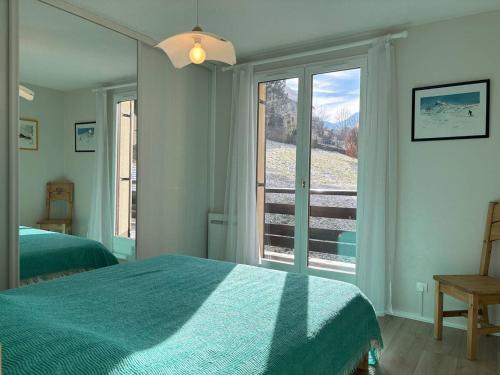 维拉尔-德朗Appartement Villard-de-Lans, 3 pièces, 6 personnes - FR-1-548-4的一间卧室设有一张床和一个美景窗户。