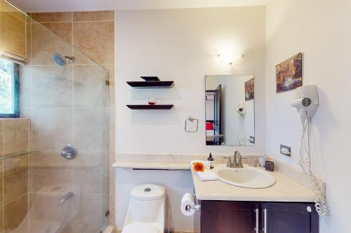 奥科塔尔The Cove #16的浴室配有卫生间、盥洗盆和淋浴。