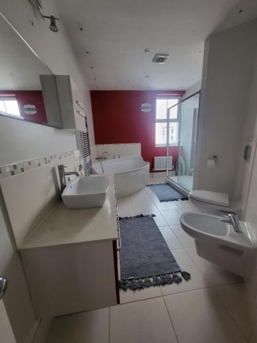 伯明翰Haya Guest House的一间带两个盥洗盆和卫生间的浴室