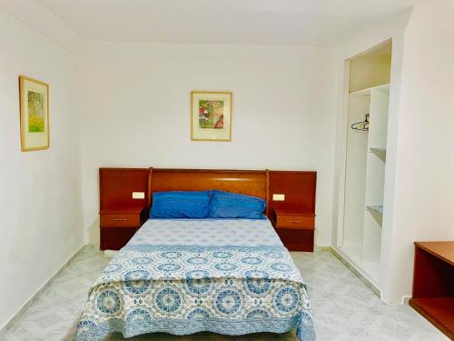 努瓦迪布Nouadhibou Guest House的一间卧室配有一张带蓝色枕头的床