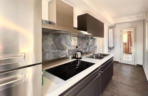 蒙特卡蒂尼泰尔梅Secret Suites Panoramic的厨房配有水槽和台面