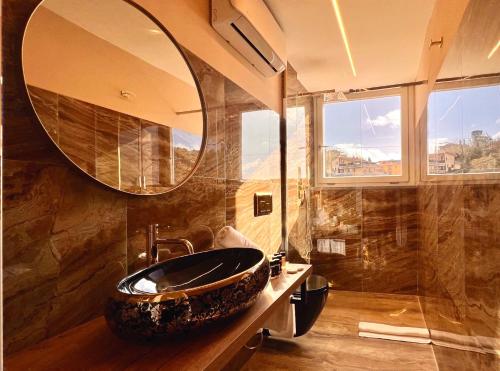 蒙特卡蒂尼泰尔梅Secret Suites Panoramic的一间带大水槽和镜子的浴室
