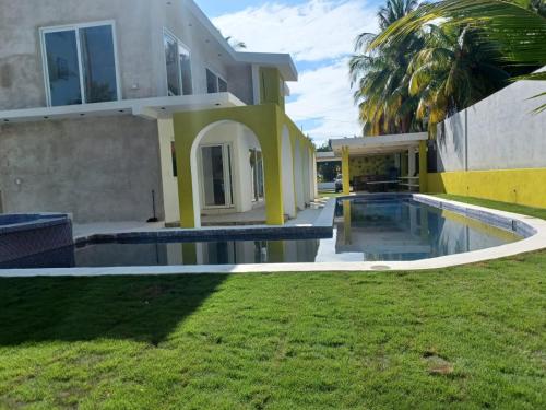 Colonia La ProvidenciaChalet san marino的庭院中带游泳池的房子