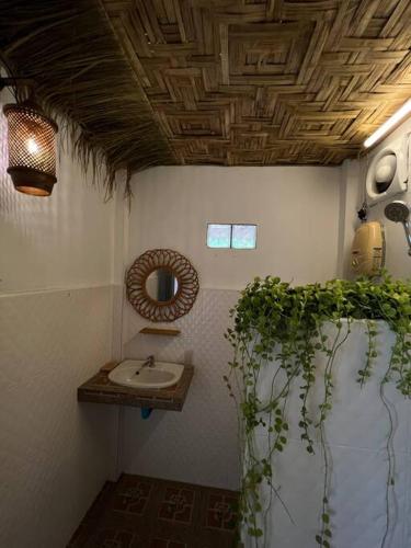 帕干岛Sea Lulaby的浴室设有水槽、镜子和植物