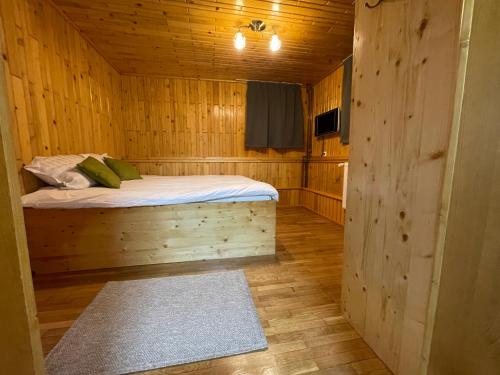 锡盖图马尔马切伊Vila Piramida的小木屋内一间卧室,配有一张床