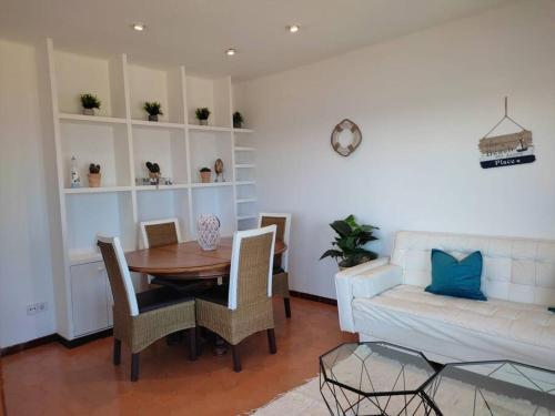 罗达德瓦拉Apartamento Primera Linea Playa的客厅配有桌子和沙发