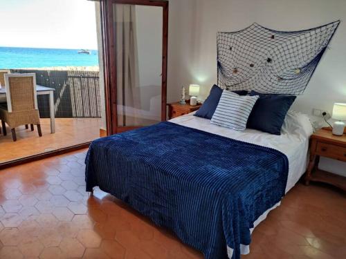 罗达德瓦拉Apartamento Primera Linea Playa的一间卧室设有一张床,享有海景