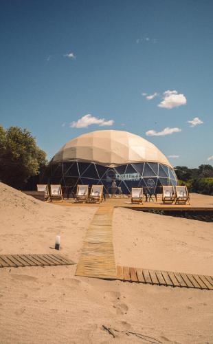 马德拉潘帕斯Domos Park的沙地圆顶建筑,配有躺椅