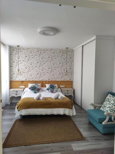 科尔多瓦APARTEMENTO EN LA RIBERA的一间卧室配有一张大床和一张蓝色的沙发