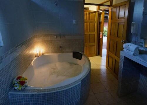 塔拉波托DM Hoteles Tarapoto的浴室配有大浴缸及水槽