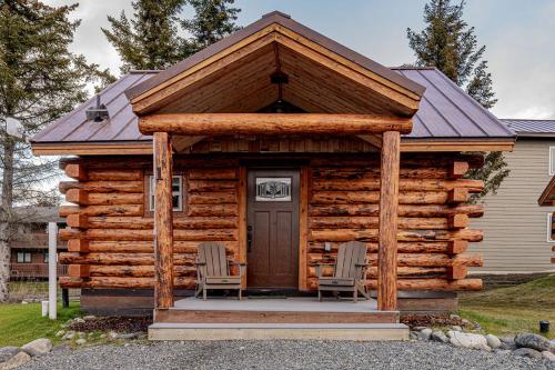 荷马Lakeshore Lodging Cabins and Suites的小木屋设有两把椅子和一扇门