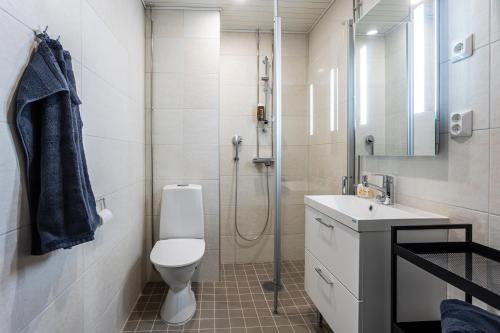 库奥皮奥Ainutlaatuinen ullakkohuoneisto ydinkeskustassa的带淋浴、卫生间和盥洗盆的浴室