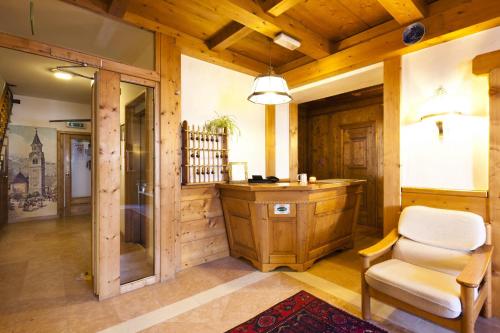科尔蒂纳丹佩佐Hotel Bellaria - Cortina d'Ampezzo的一间带盥洗盆和椅子的浴室