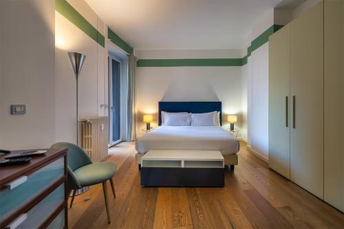 米兰Santa Sofia Home的酒店客房,配有一张床、一张桌子和椅子