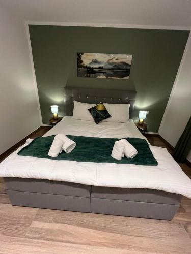 基姆湖畔普林Luxurious apartment with garden的一间卧室配有一张大床和拖鞋