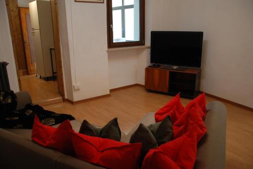 努斯Ca de Vej的客厅配有红色枕头的沙发