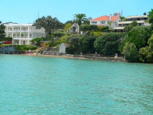 奥克兰Herne Bay 1 Bedroom Apartment - Stay Auckland的房屋享有水体的景致