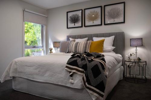 戴尔斯福特戴尔斯福特温泉5号别墅的卧室配有带枕头的大型白色床