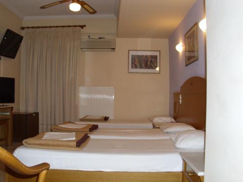 雅典西布莉佩夫基酒店的客房内的一组床铺