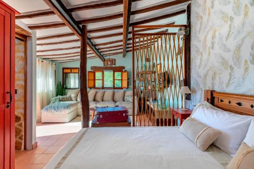 圣卢西亚Las Casas de la Rueda - La Casita的一间卧室设有一张床和一间客厅。