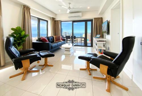 达尔文"NEWQUAY" Ideal Location & Views at PenthousePads的客厅配有黑色椅子和沙发
