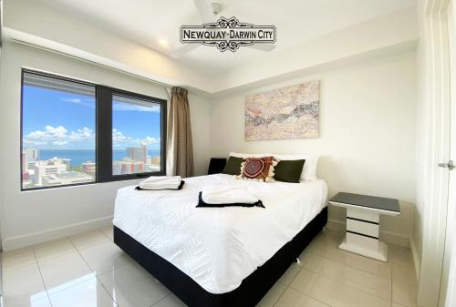 达尔文"NEWQUAY" Ideal Location & Views at PenthousePads的一间卧室设有一张大床和大窗户