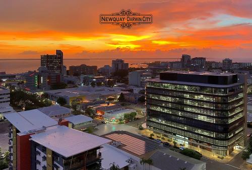 达尔文"NEWQUAY" Ideal Location & Views at PenthousePads的城市天际线,背景是日落