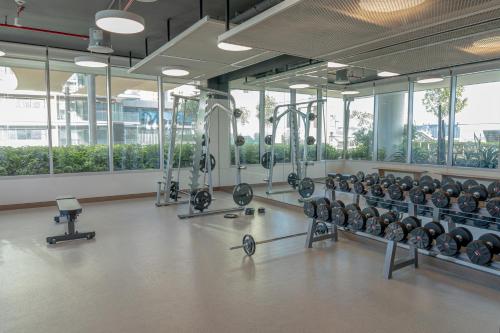 迪拜YOUR STAY APARTMENTS的健身房拥有许多跑步机和机器