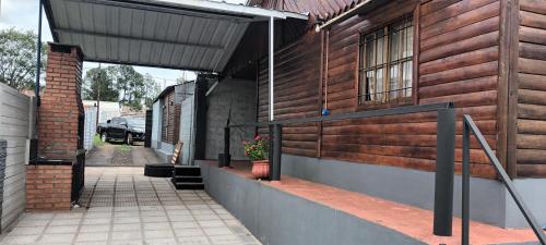 波萨达斯Niño的砖砌建筑,带门廊,种植盆子