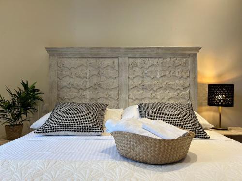 圣多明各Boutique Hotel Casa Grande的一张带床头板的床和一篮毛巾