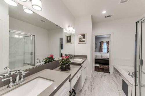 休斯顿Stylish 3 BDR House 5 miles to Downtown!的白色的浴室设有两个盥洗盆和大镜子