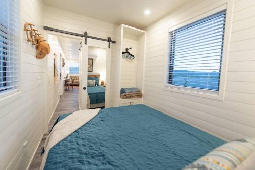 阿尔派恩New Southwest Shipping Container-In Alpine的一间带床的卧室,位于带窗户的房间内