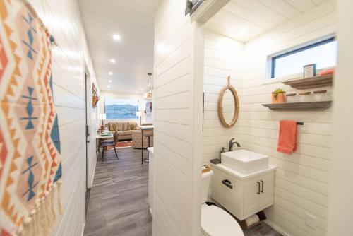 阿尔派恩New Southwest Shipping Container-In Alpine的一间带卫生间和水槽的浴室