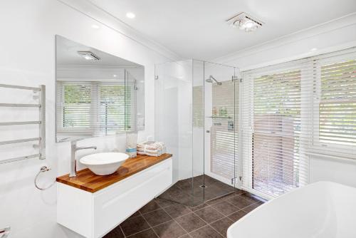 马奇Birches Mudgee的白色的浴室设有水槽和浴缸。