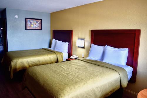 桑福德Econo Lodge的酒店客房带两张床和电话