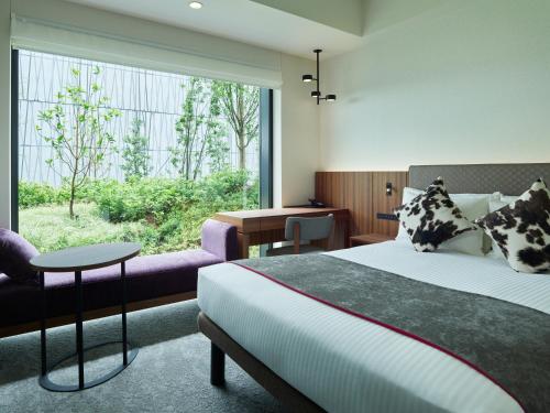 东京三井花园饭店丰洲普米尔 / 东京的酒店客房设有一张床和一个大窗户