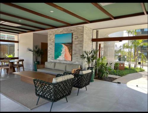 伊波茹卡Mana Beach Experience -02Garagens - Aloha 001的客厅配有沙发和桌椅