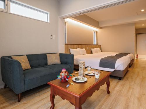 北谷町Family Condo Chatan Hills by Coldio Premium的客厅配有沙发和1张床
