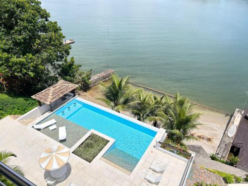 安格拉杜斯雷斯Oásis Beach House的游泳池旁的顶部景色