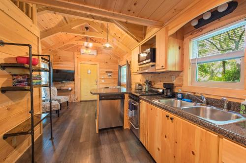 查塔努加Eden Cabin Forested Tiny Home On Lookout Mtn的小屋内的厨房设有木制橱柜和水槽